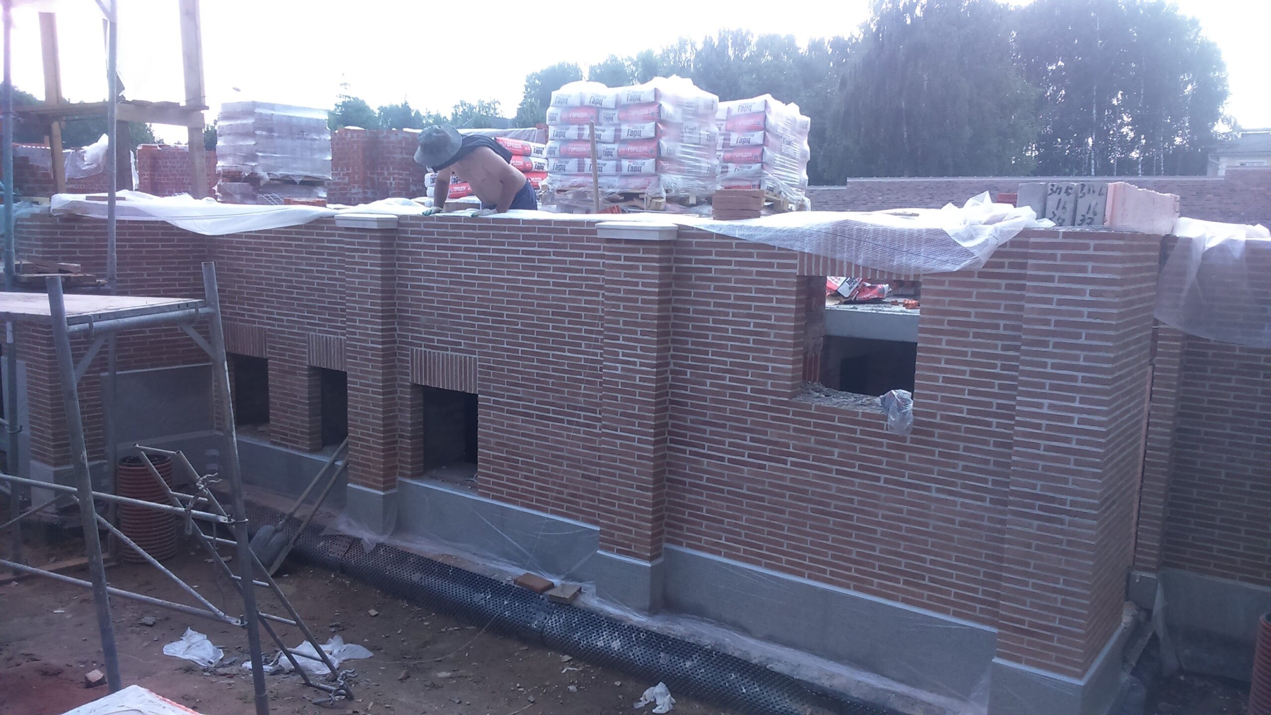 Фото процесса строительства огромного кирпичного дома в Одинцово